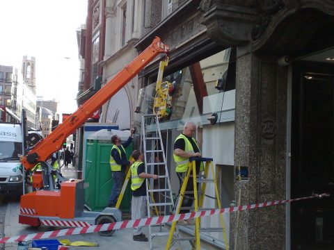 Mijnbouw, olie, nucleair, chemisch, boringen en militaire sectoren